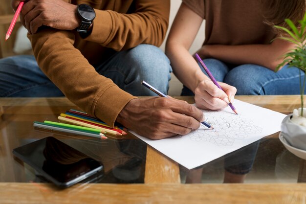 Casal desenhando juntos durante a desintoxicação digital