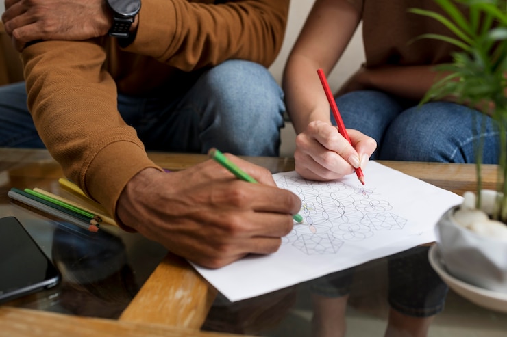 Foto grátis casal desenhando juntos durante a desintoxicação digital