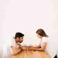 Foto grátis casal desfrutando de bebidas na mesa