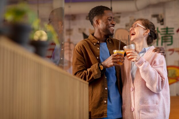 Casal desfrutando de bebidas no restaurante