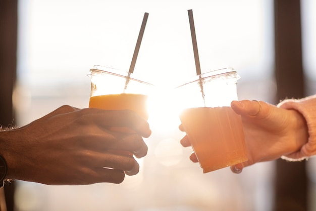 Casal desfrutando de bebidas no restaurante