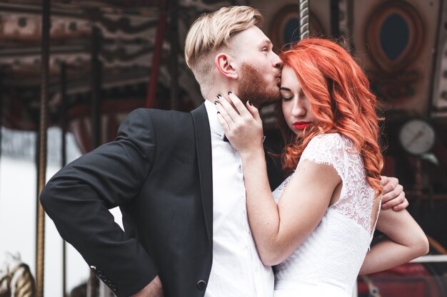 Casal desfrutando de seu casamento