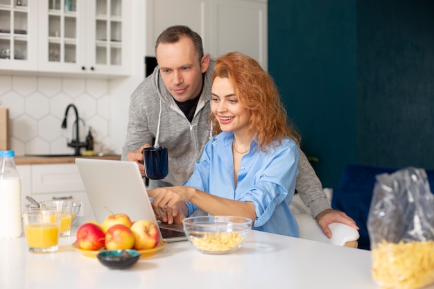 Foto grátis casal desfrutando de tempo de qualidade em casa