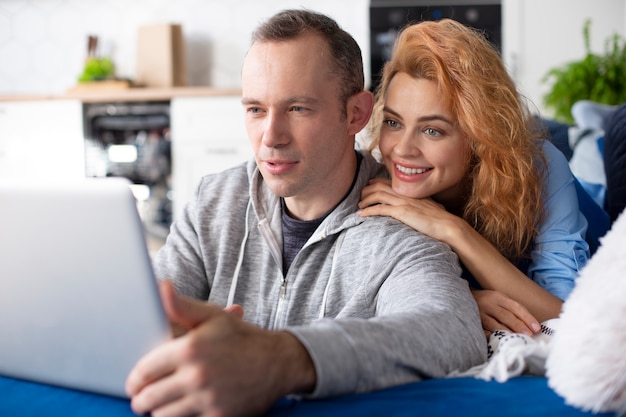 Casal desfrutando de tempo de qualidade em casa