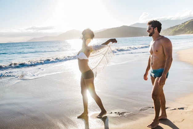 Casal desfrutando de tempo na praia