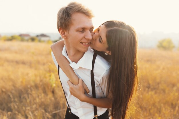 Casal despreocupado se divertindo juntos, curtindo amor, fres