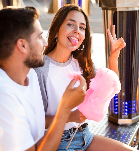 Casal divertido desfrutando de algodão doce