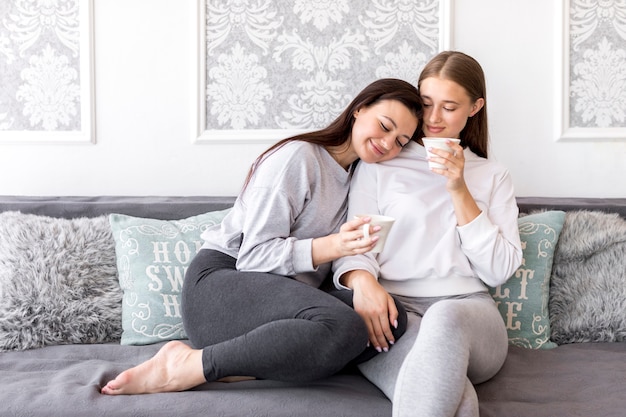 Casal doce abraçando no sofá