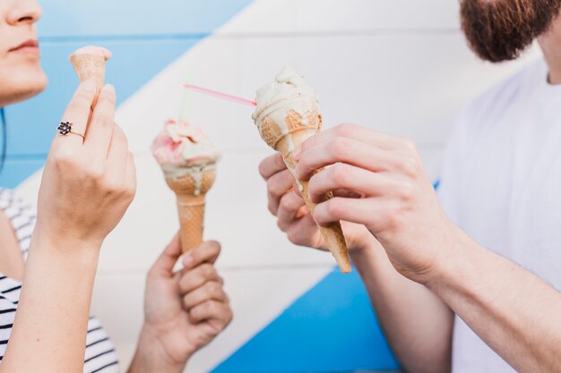 Casal e conceito de verão com sorvete