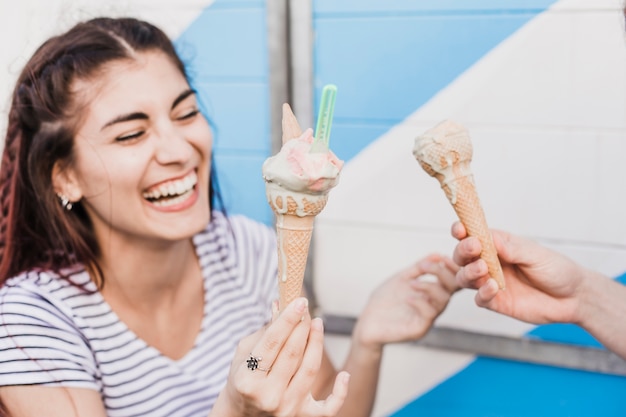 Foto grátis casal e conceito de verão com sorvete