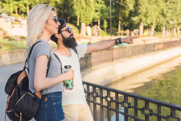 Foto grátis casal elegante de férias