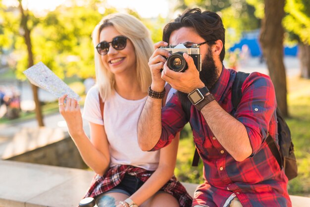 Casal elegante de férias