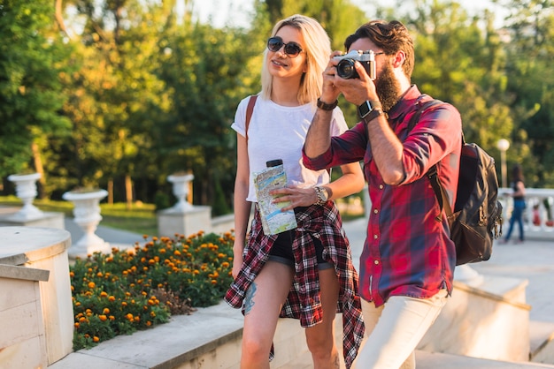 Foto grátis casal elegante de férias