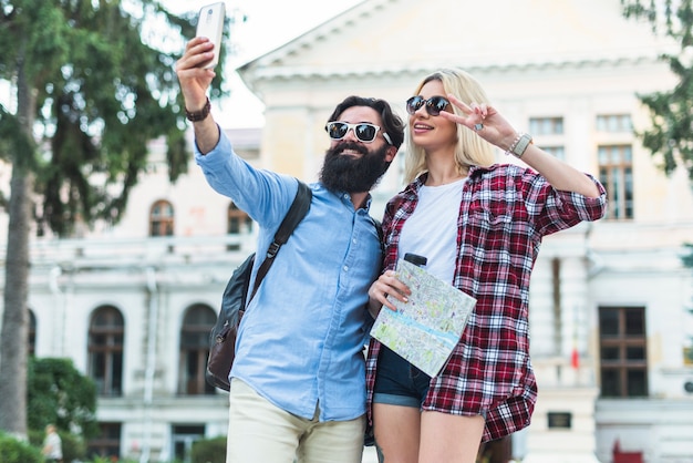 Casal elegante de férias