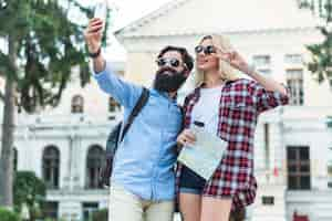 Foto grátis casal elegante de férias