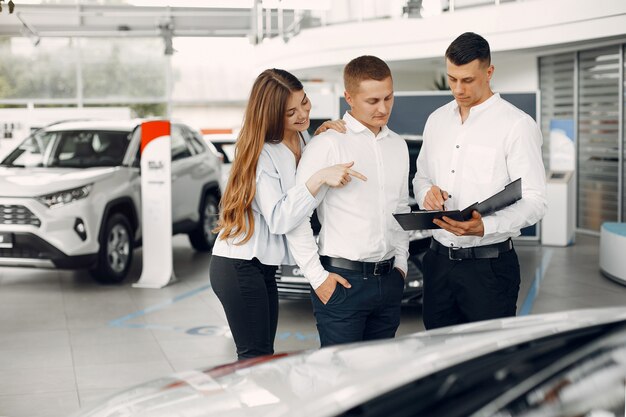 Casal elegante e elegante em um salão de carro