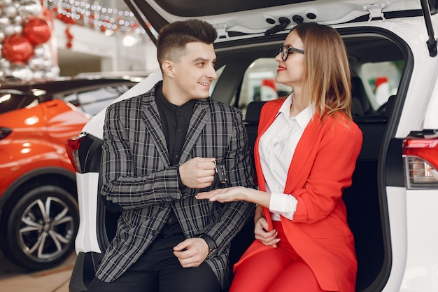 Casal elegante e elegante em um salão de carro