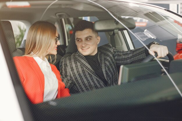 Casal elegante e elegante em um salão de carro