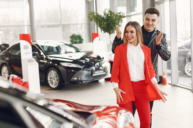 Casal elegante e elegante em um salão de carro