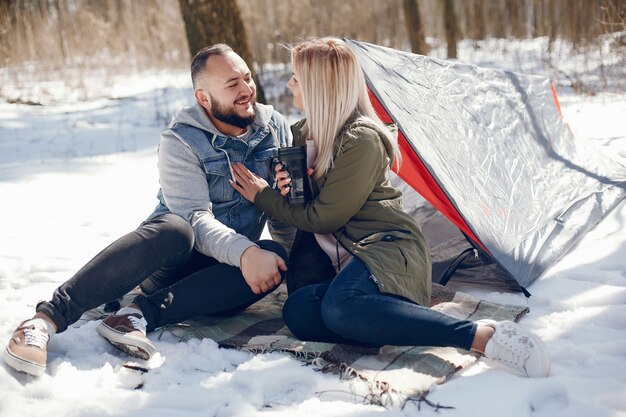 Casal elegante em um parque de inverno