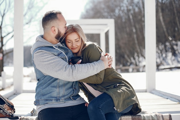 Casal elegante em um parque de inverno