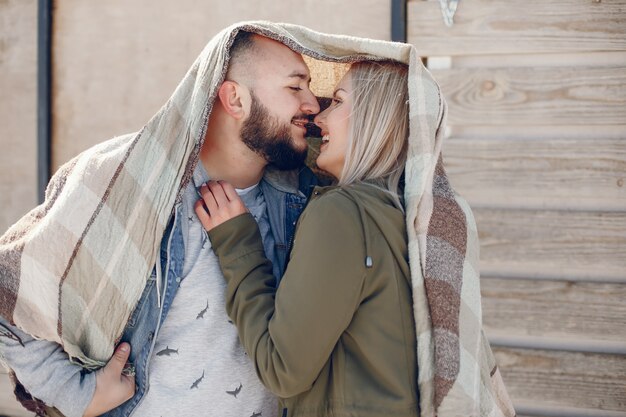 Casal elegante em um parque de inverno