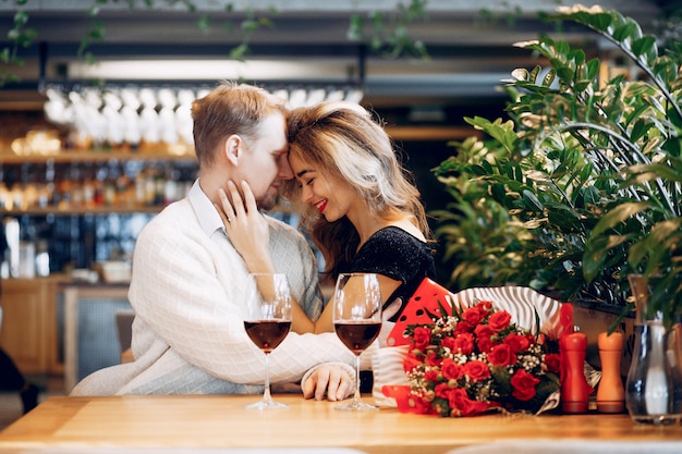 Foto grátis casal elegante passa o tempo em um restaurante