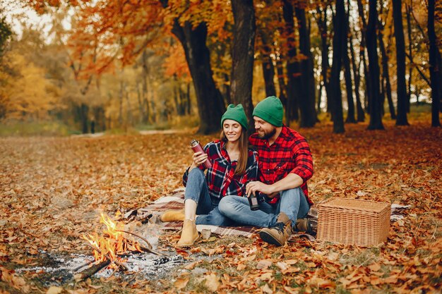 Casal elegante passar o tempo em um parque de outono