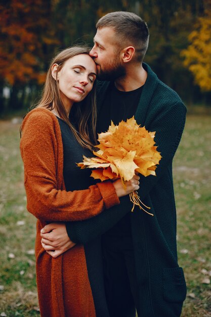 Casal elegante passar o tempo em um parque de outono