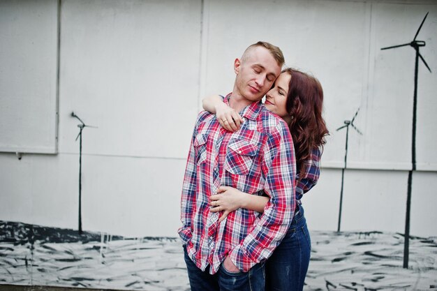 Casal elegante usa camisa quadriculada no amor juntos