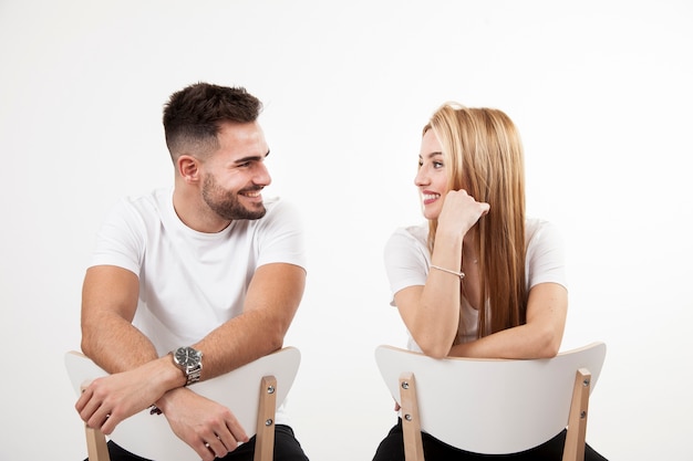 Casal em cadeiras olhando um para o outro