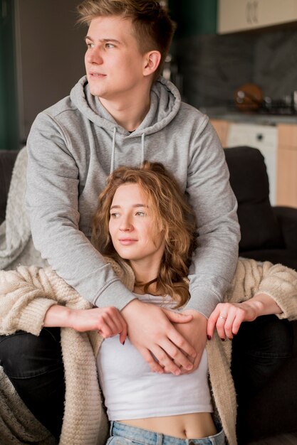 Casal em casa abraçando