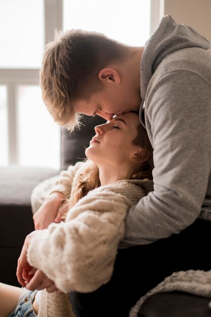 Casal em casa beijando