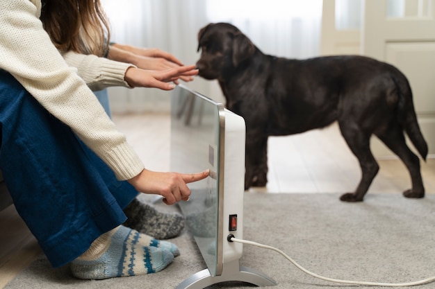 Casal em casa com cachorro fofo