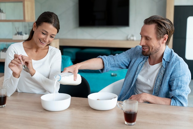 Casal em casa comendo juntos