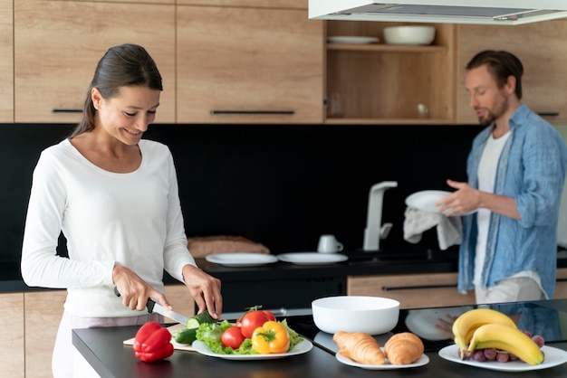 Casal em casa cozinhando juntos