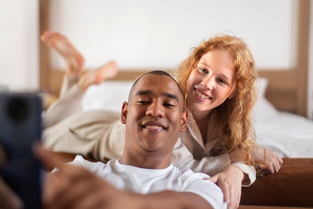 Casal em casa curtindo a vida