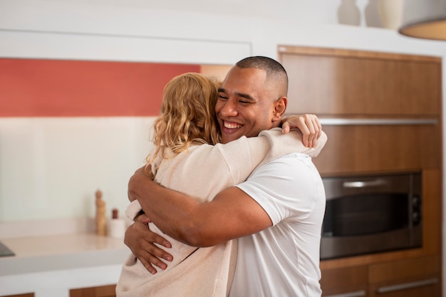 Casal em casa curtindo a vida