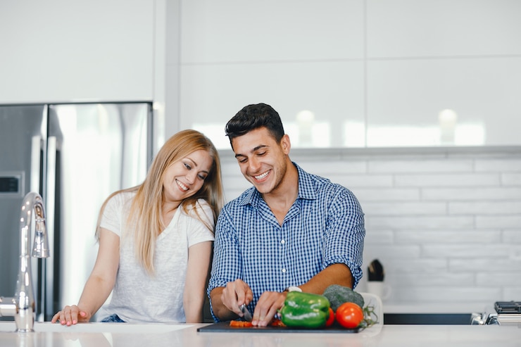 Foto grátis casal em casa em uma cozinha
