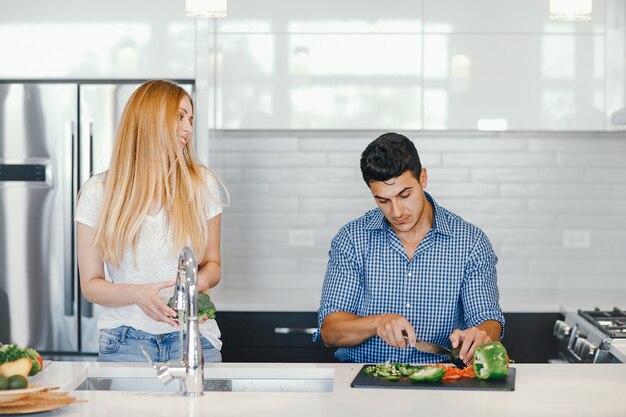 casal em casa em uma cozinha