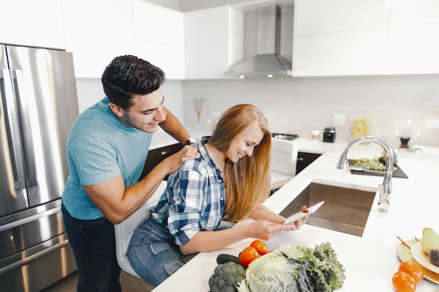 Casal em casa em uma cozinha