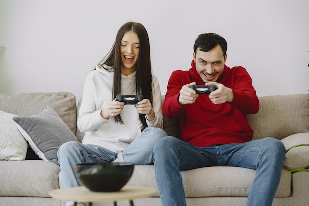 Casal Se Divertindo Na Sala De Jogos. Jogar Um Jogo Imagem de Stock -  Imagem de etnicidade, excitar: 213522161