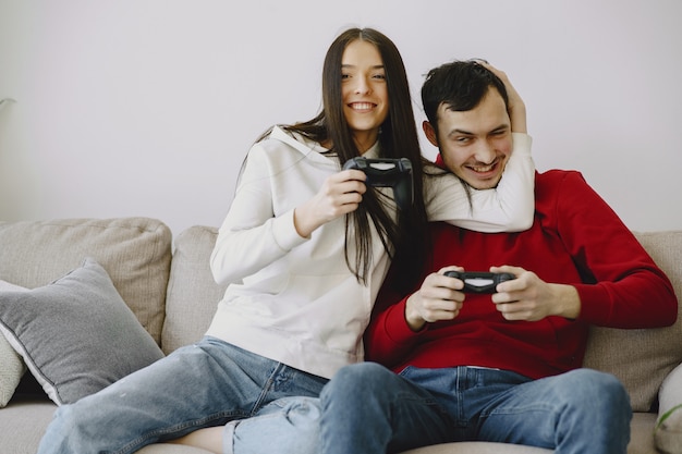 Casal em casa jogando videogame