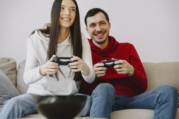 Casal em casa jogando videogame