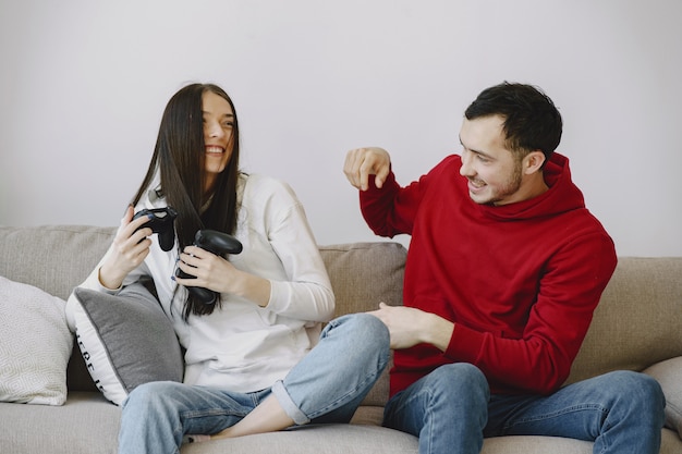 Casal em casa jogando videogame