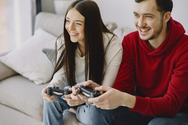 Casal em casa jogando videogame