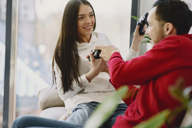 Casal em casa jogando videogame