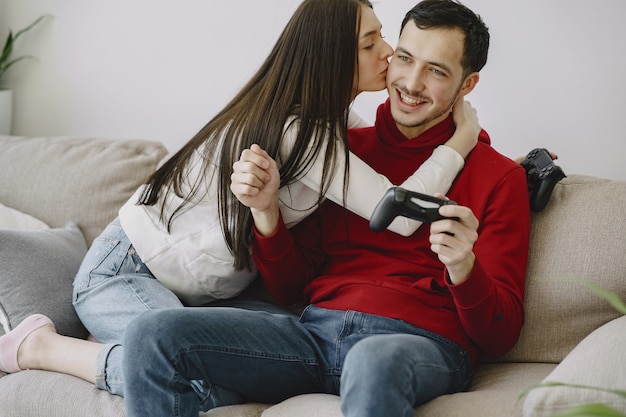 Casal em casa jogando videogame