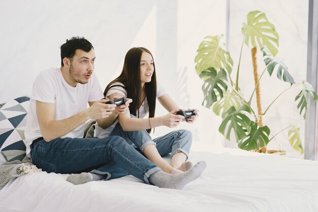 Casal em casa jogando videogame