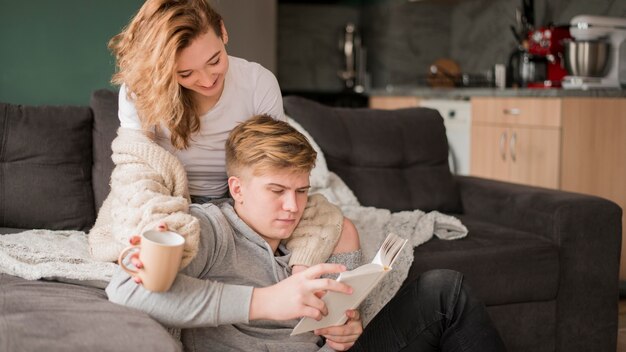 Casal em casa lendo